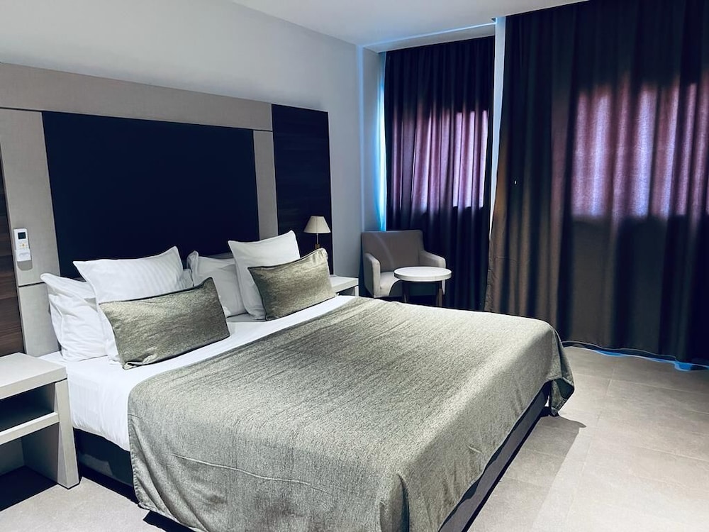 Executive Room, 1 King Bed, Non Smoking, City View