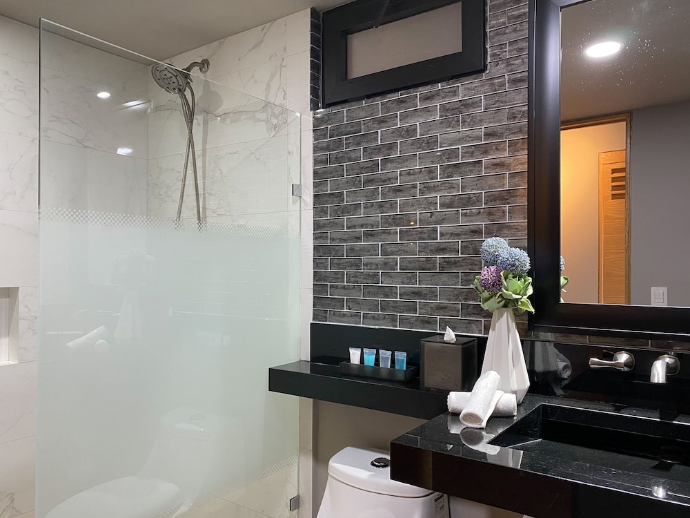 1 Bed 1 Bath Street/partial Ocean View Suite