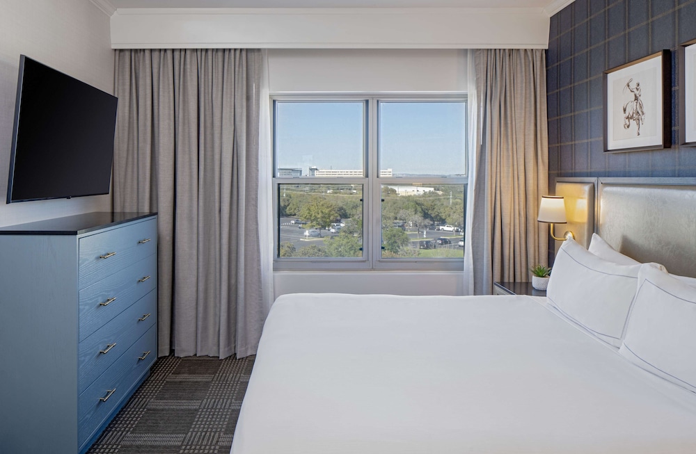 Suite, 1 Queen Bed, Bathtub (Mobility & Hearing, Bathtub) - Photo 1