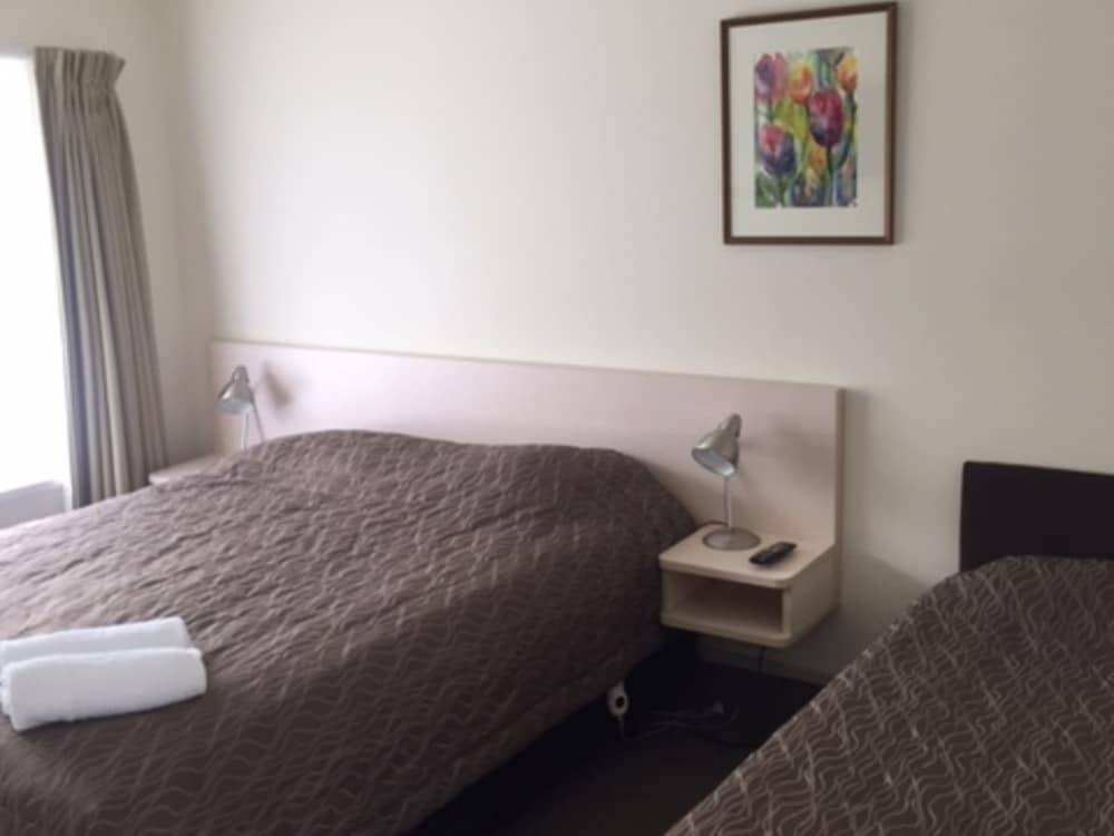 One Bedroom Queen - Photo 3