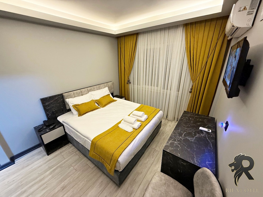 Basic Double Room Single Use, 1 Double Bed, Smoking, Private Bathroom photo 1