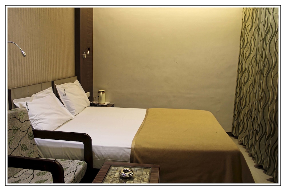 Deluxe Single Room, 1 Bedroom, Accessible, Smoking photo 3