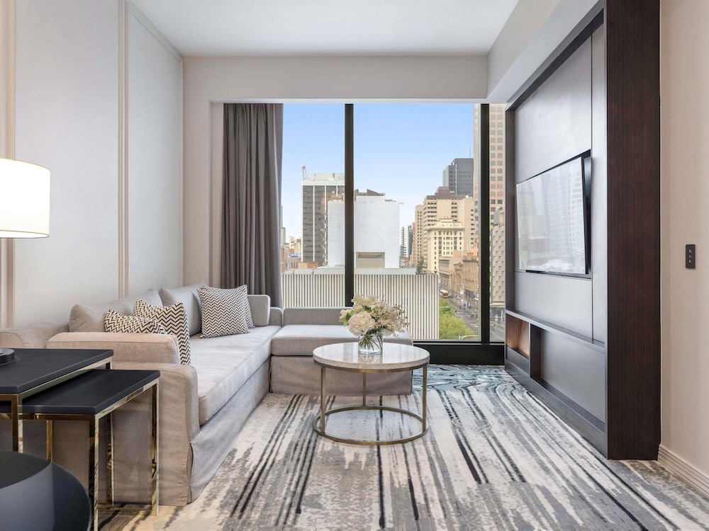 Junior Suite, 1 King Bed, Club Lounge Access