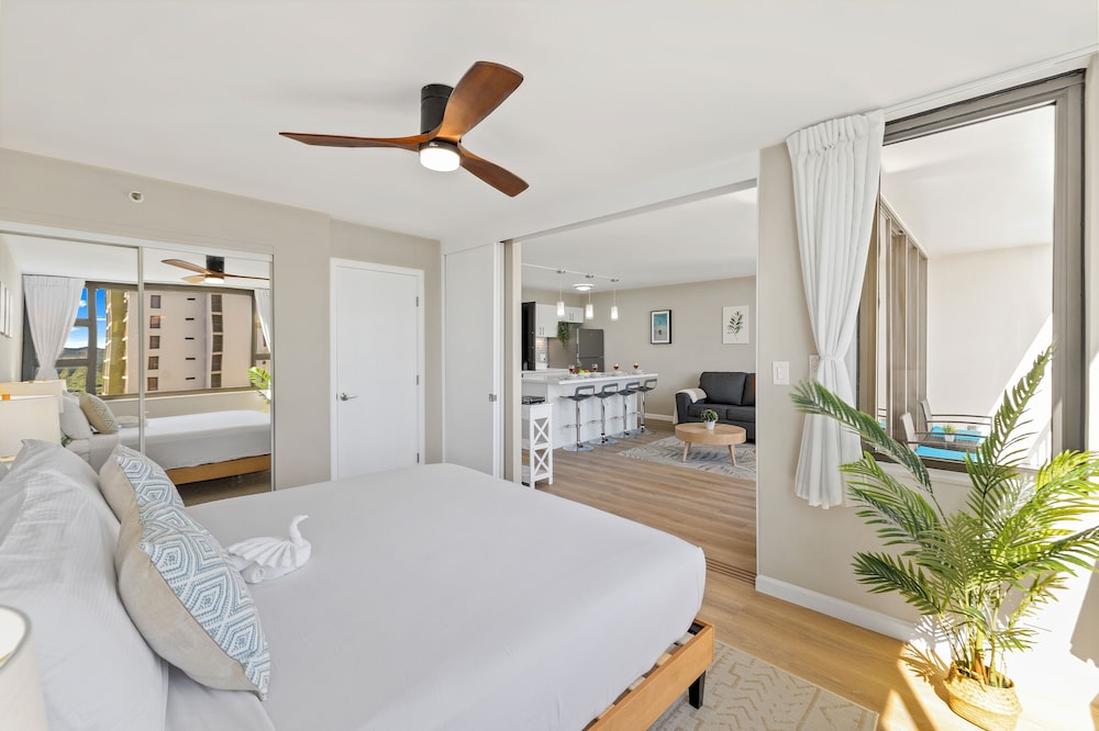 Premium Remodeled Condo with Ocean View and Parking: Premium Suite, 1 Bedroom, Balcony, Ocean View (0125) photo