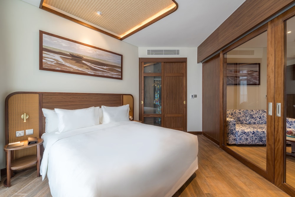 Executive Room, 1 King Bed, Non Smoking, Balcony (Living Room)