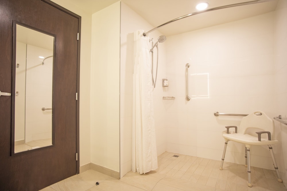 Standard Room, 1 King Bed, Accessible photo 2
