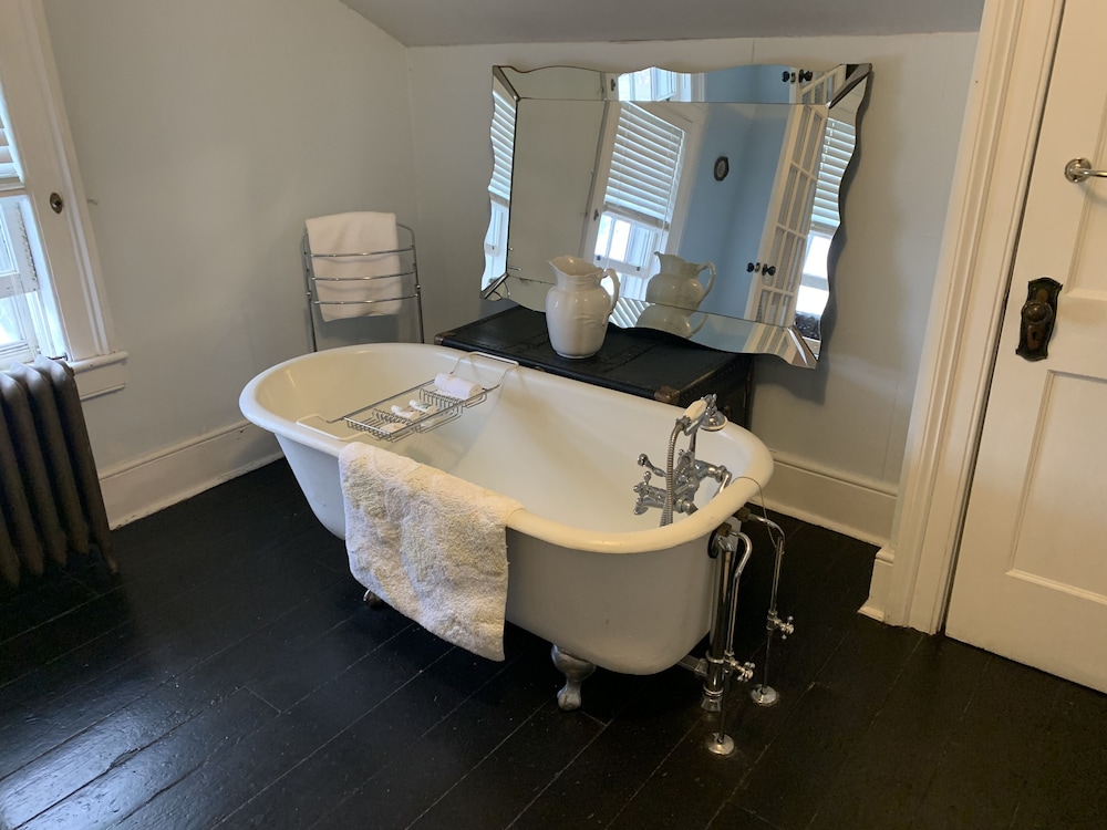 Queen Full Ensuite photo 2
