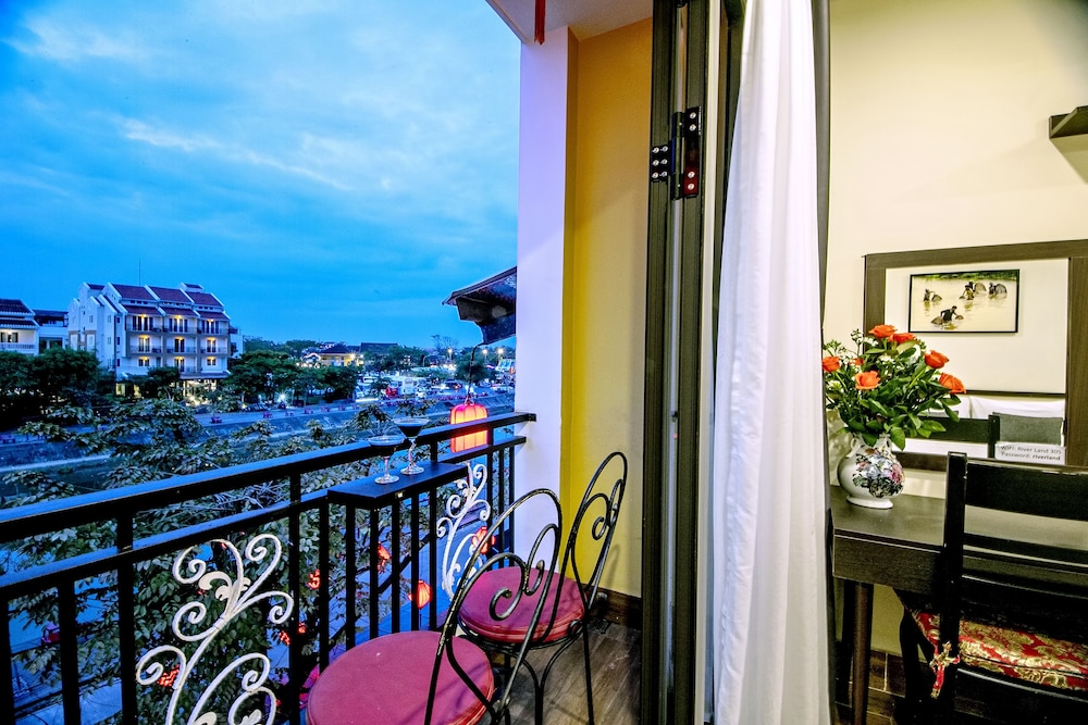 Family Room, Balcony, River View photo 3