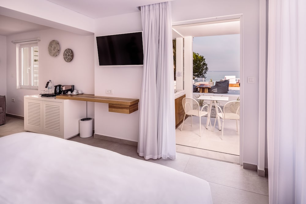 Sunset Suite, Sea View with Outdoor Jacuzzi photo 3