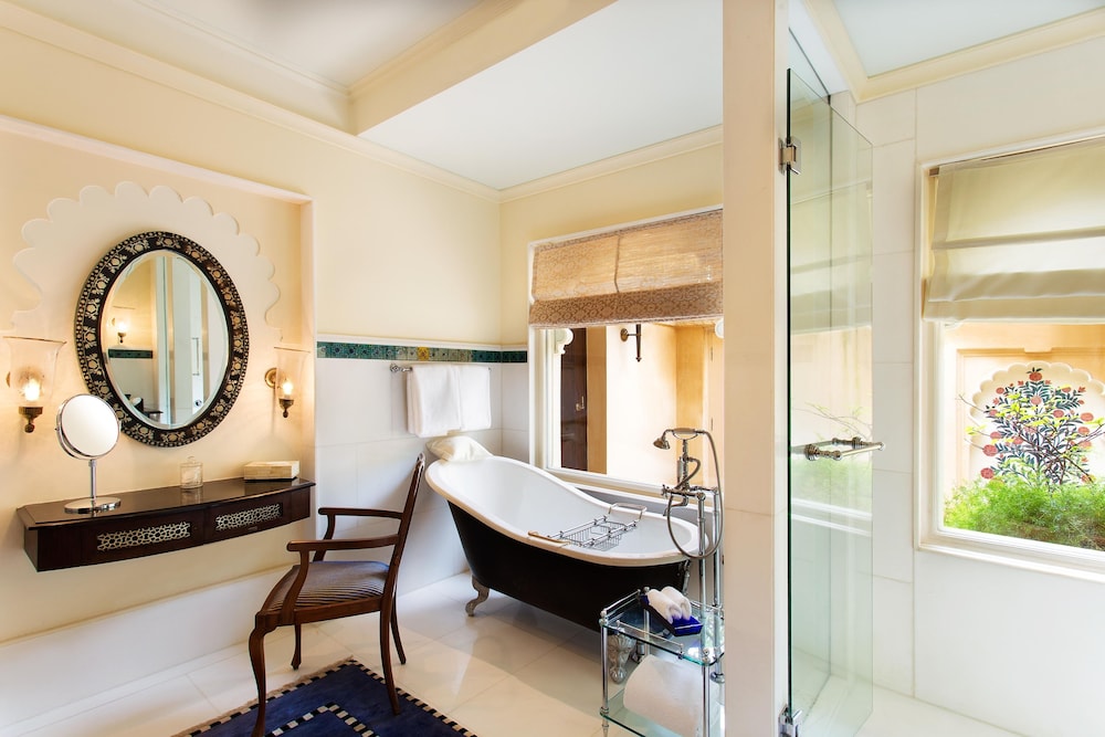 Premier Room, 1 King Bed, Pool View - Photo 5