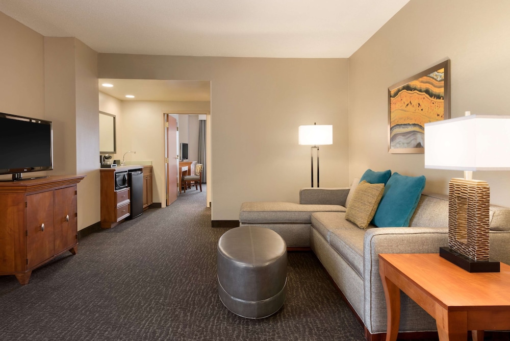 Premium Suite, 1 King Bed, Non Smoking, Corner - Photo 5