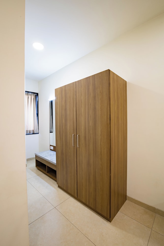 Deluxe Room, 1 King Bed photo 3