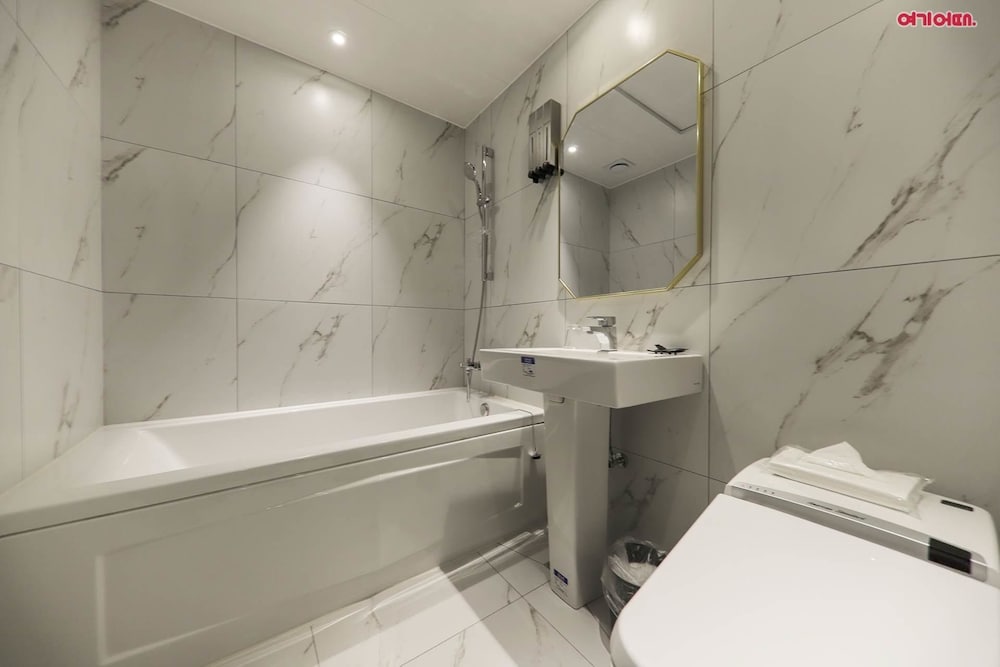 Standard Twin Room - Photo 8