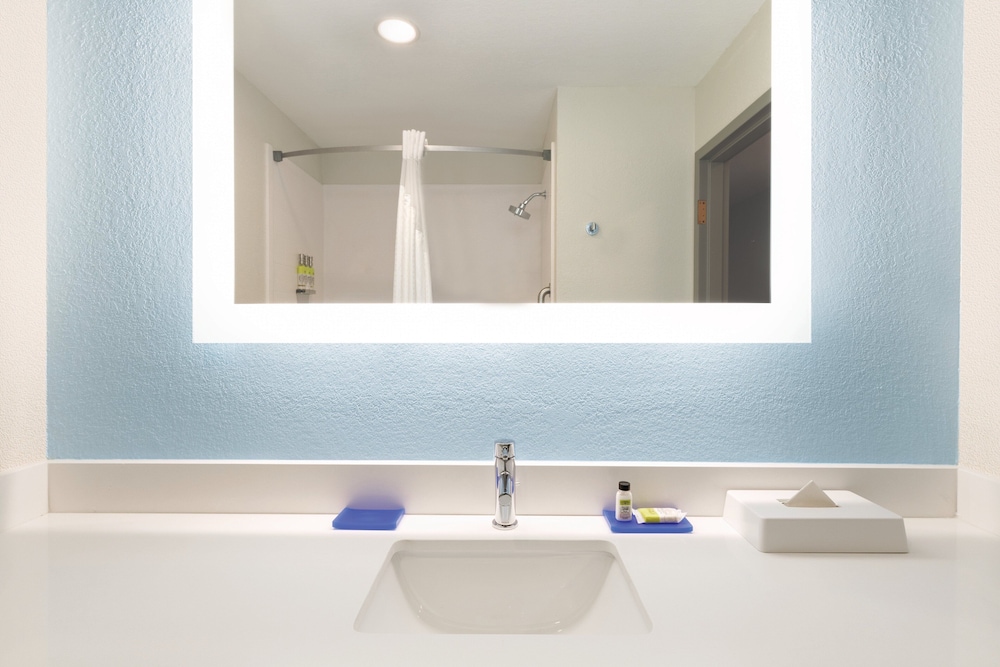 Standard Room, 1 King Bed, Accessible (Communication, Accessible Tub) - Photo 5