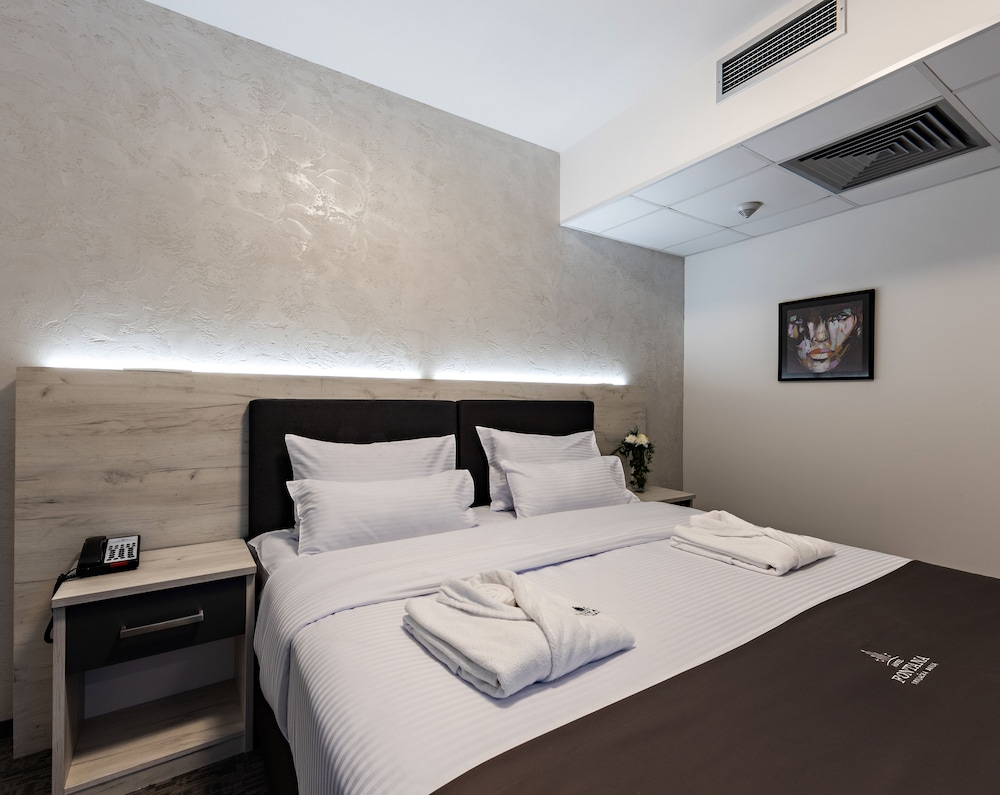 Deluxe Suite, Jetted Tub - Photo 3