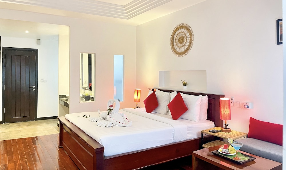 King Suite With Balcony - Photo 5