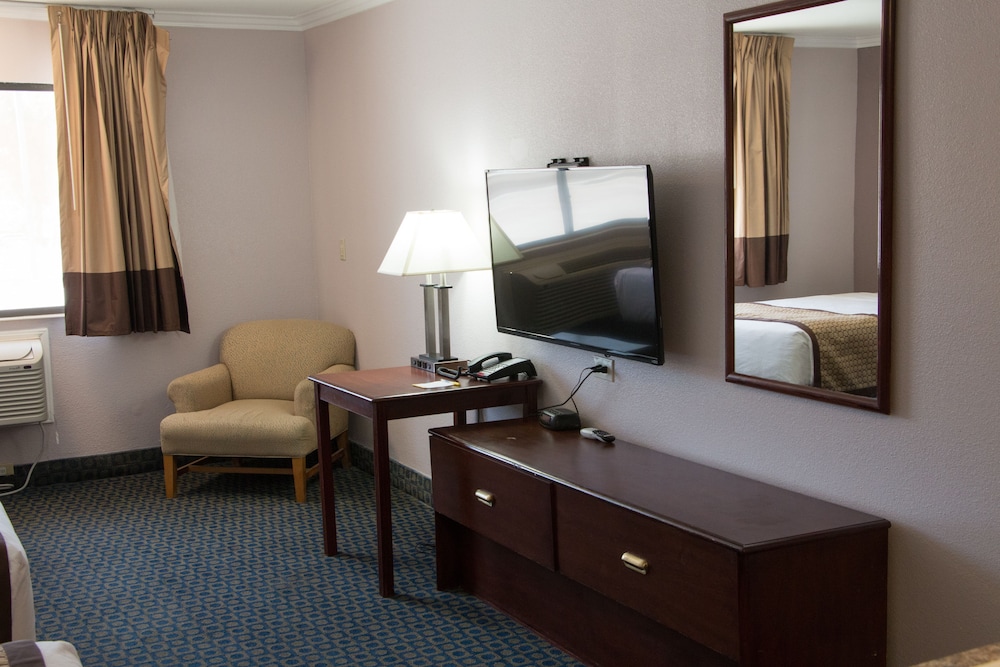 Room, Multiple Beds, Smoking (Mobility/Hearing/Roll-In Shower) - Photo 6