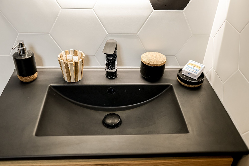 Signature Quadruple Room, Ensuite photo 3