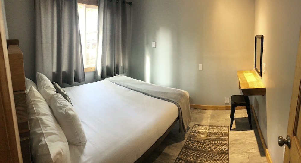 Standard Double Room, 1 Bedroom, Refrigerator & Microwave photo 3