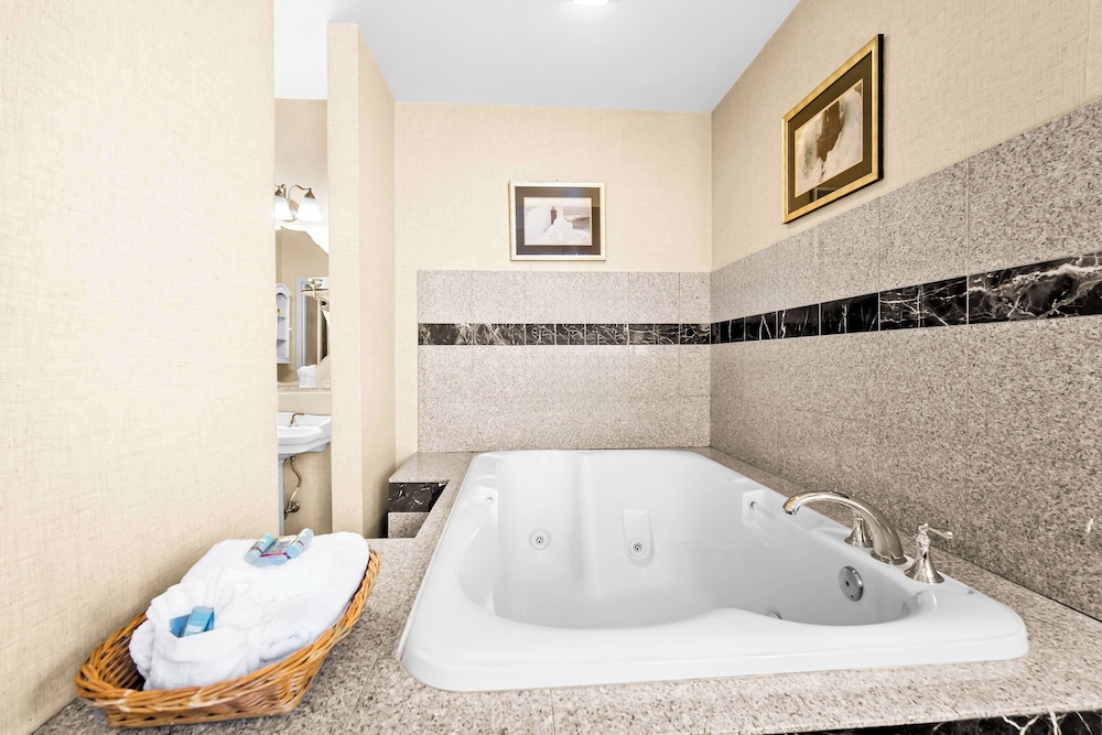 Standard Room, 1 King Bed, Non Smoking, Jetted Tub (Oversized Room) photo 3
