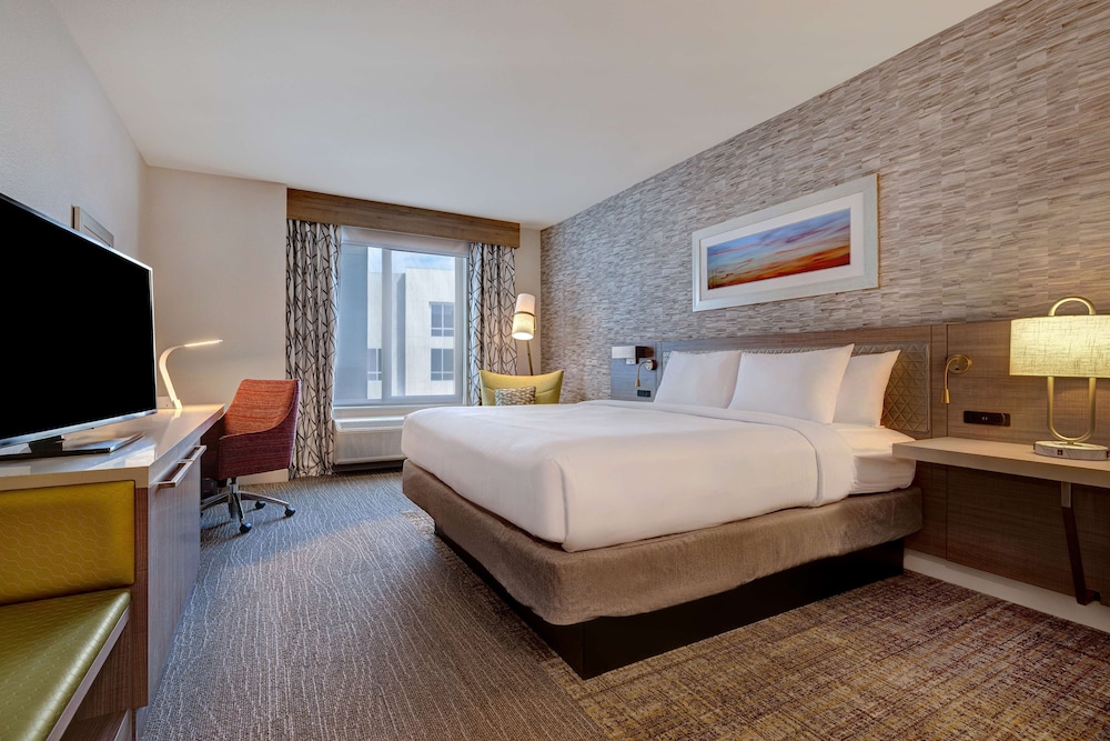 Room, 1 King Bed, Accessible, Pool View (Hearing) - Photo 3