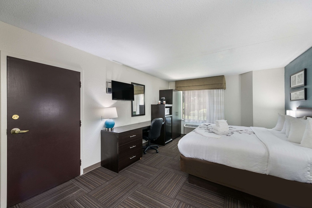 Room, 1 King Bed, Non Smoking (Upgrade) - Photo 1