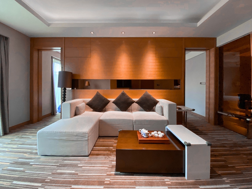 Suite, 1 King Bed (Meeting Area)