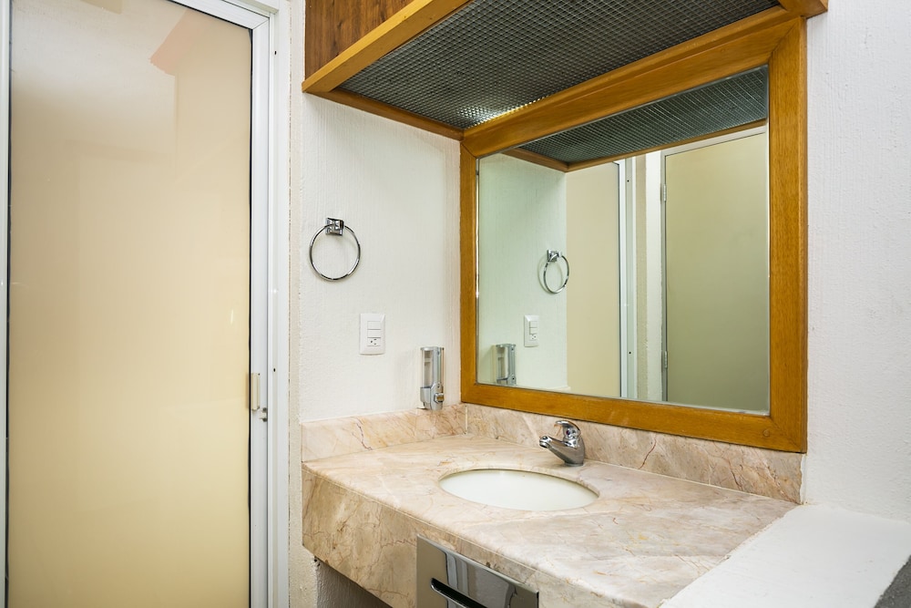 Deluxe Room - Photo 5