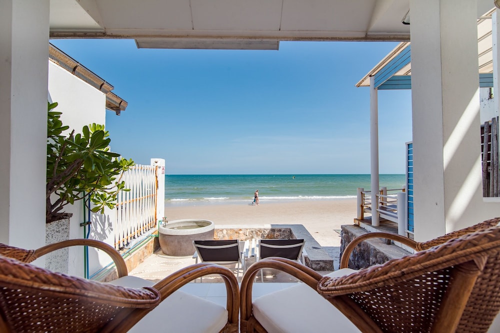 One Bedroom Beachfront suite photo 2