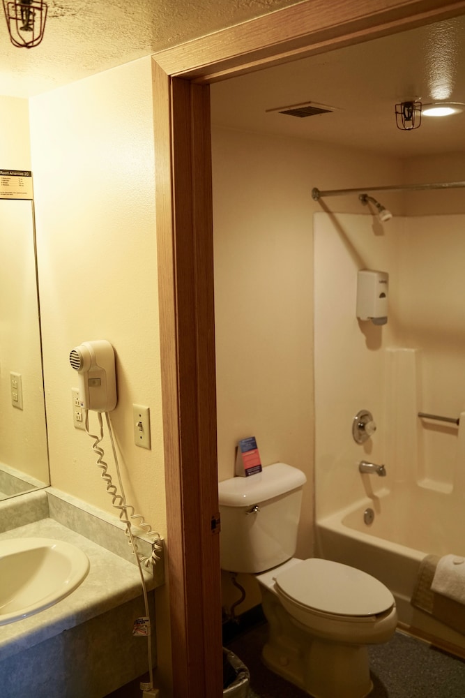 Standard Deluxe Room, 2 Queen Beds - Photo 2