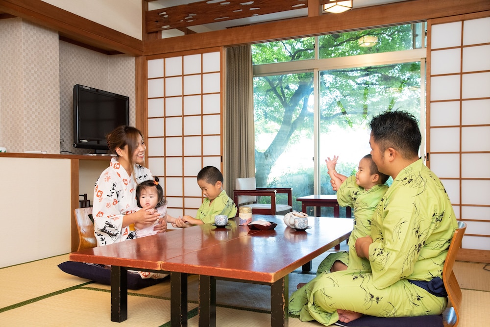 Japanese Style Room For 4-5 Adults (1f, No Bathroom)
