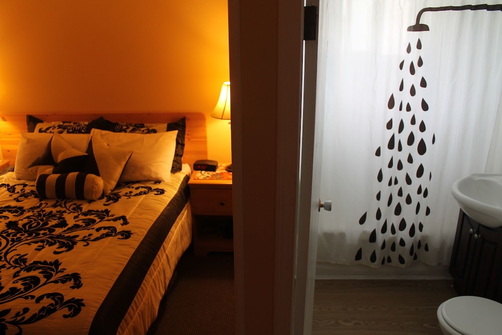 Standard Room, 1 Queen Bed photo 3
