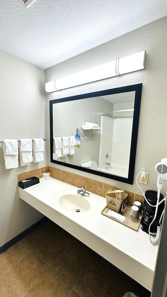 Room, Multiple Beds, Non Smoking - Photo 4