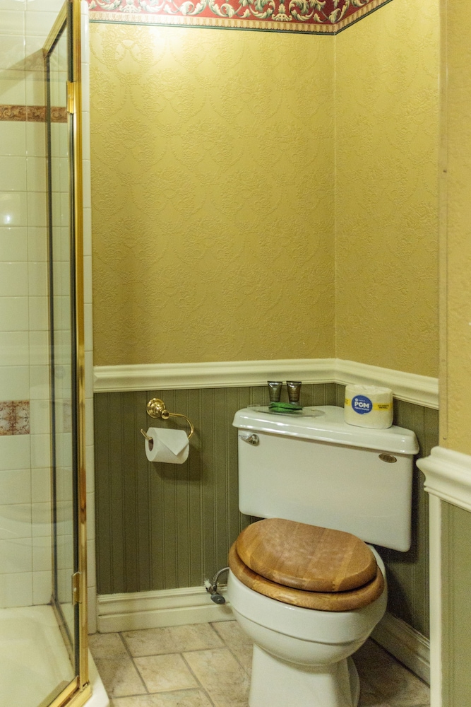 Classic Room, 1 Queen Bed, Private Bathroom, Mountain View photo 3