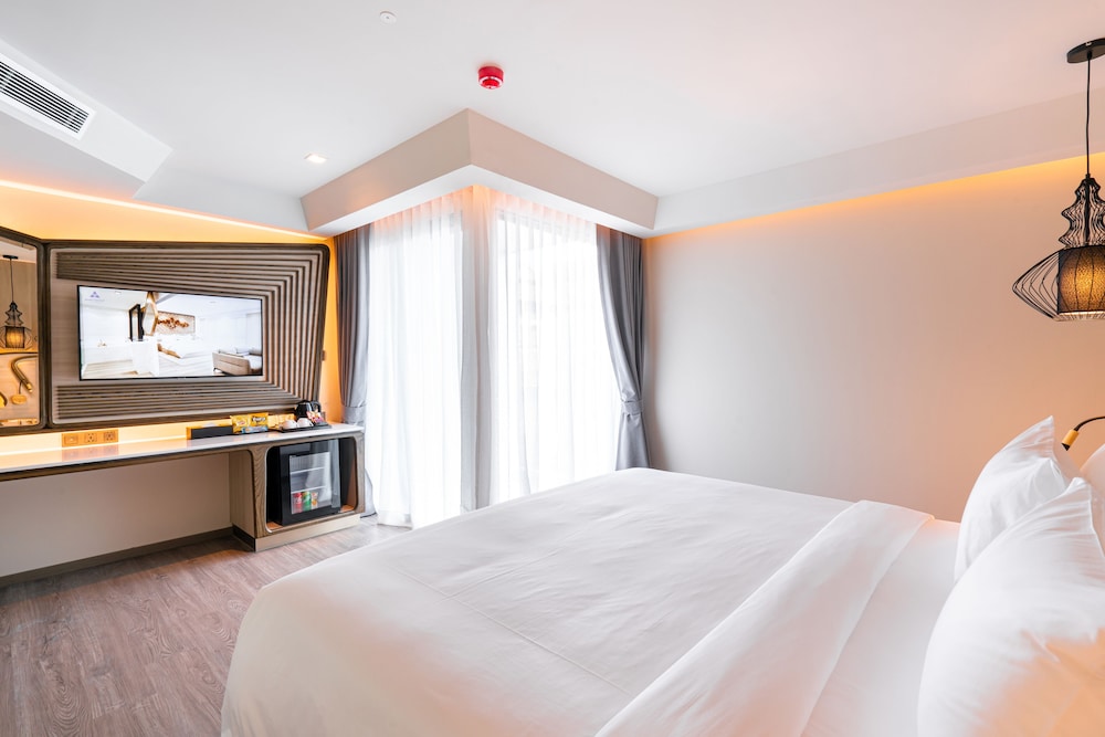 Premier King Bed Room - Photo 9