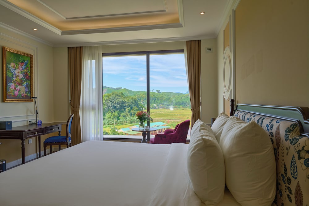 Deluxe Double Room, 1 King Bed, Mountain View