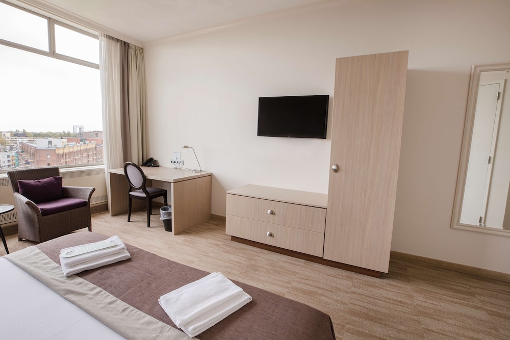 Deluxe Room, 1 King Bed, Non Smoking - Photo 5