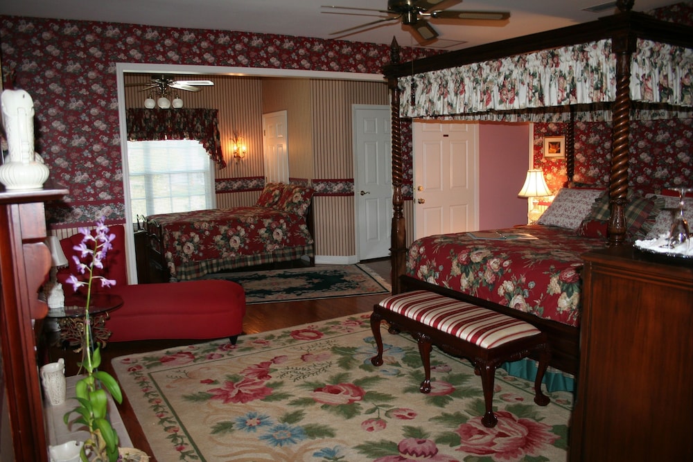 Luxury Studio Suite, Multiple Beds, Fireplace, Lake View Not Pet Friendly (Queen Victoria) photo 3
