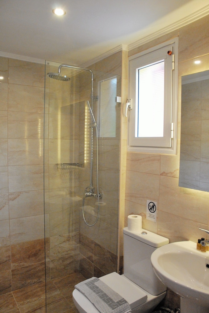 Family Apartment, 2 Bedrooms - Photo 2