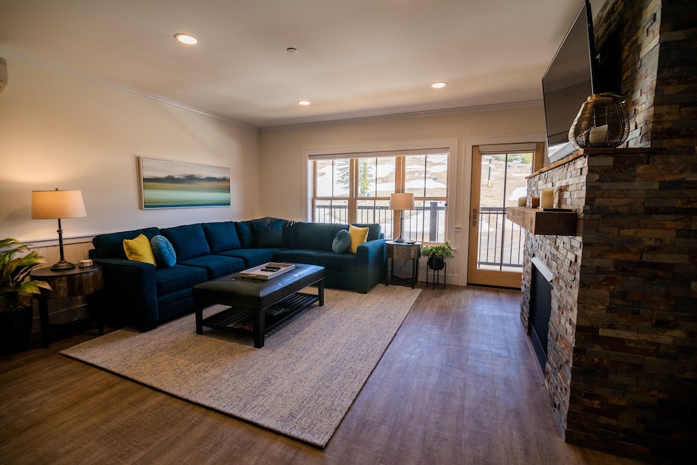 Condo, 2 Bedroom Mountainside (2303)