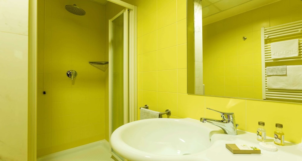 Standard Room, Multiple Beds, Non Smoking - Photo 10