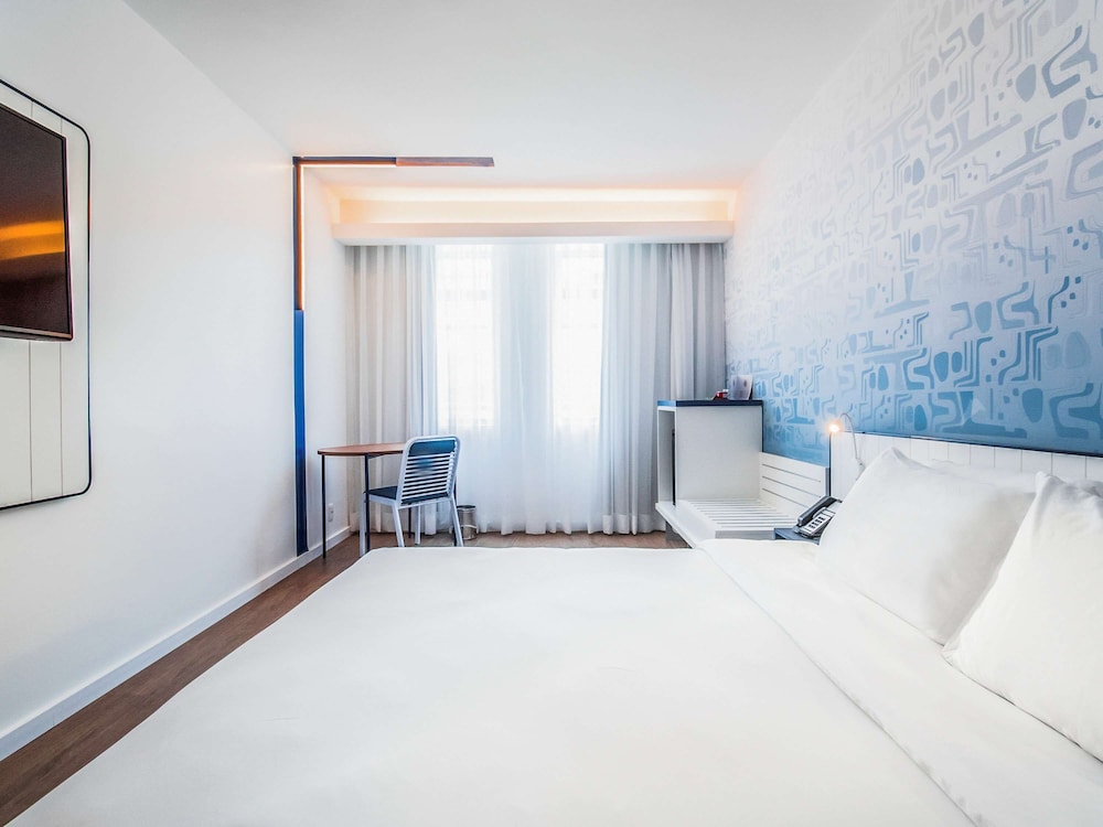 Executive Room, 1 Queen Bed, Partial Sea View
