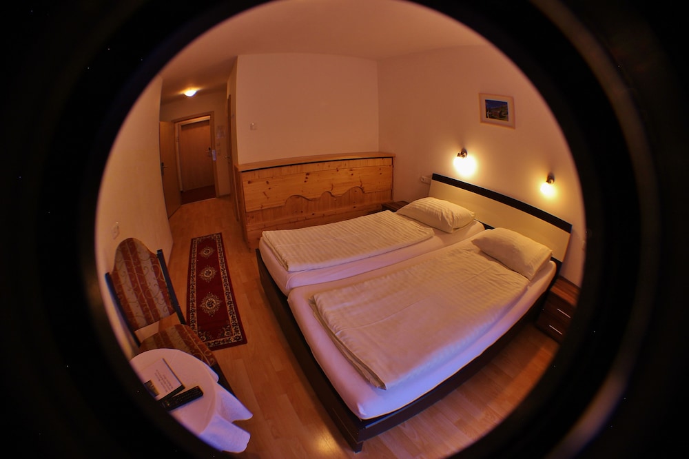 Business Quadruple Room, Accessible photo 1