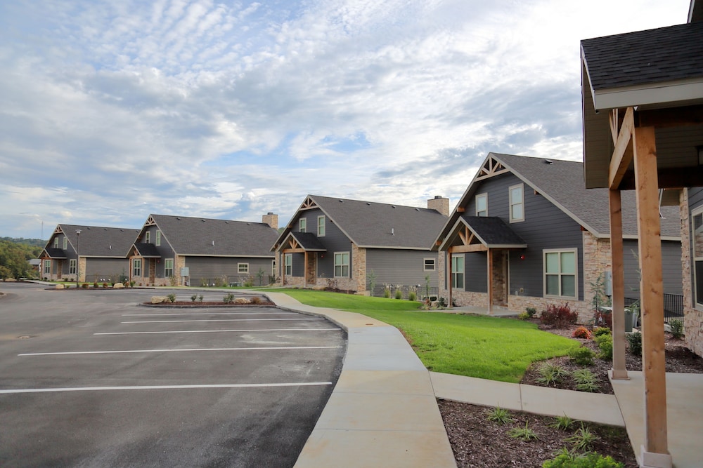 Family House, Multiple Bedrooms, Pool Access (Accomodations for up to 30) photo 2