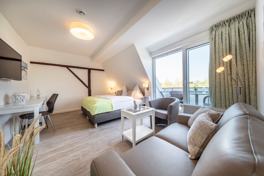 Apartment (C)