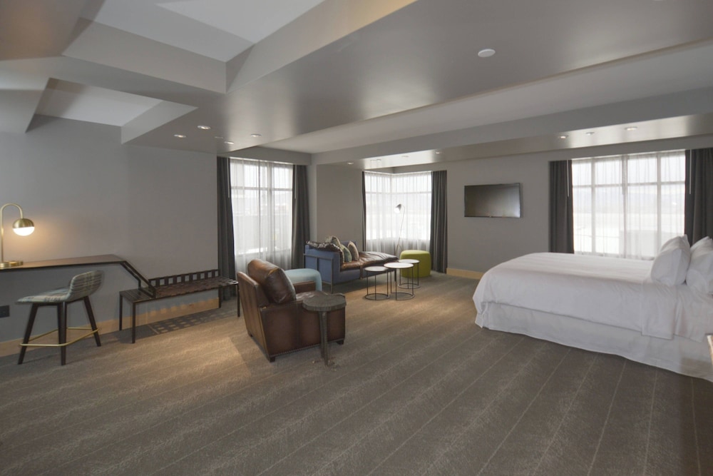 Suite, 1 King Bed, Corner - Photo 2