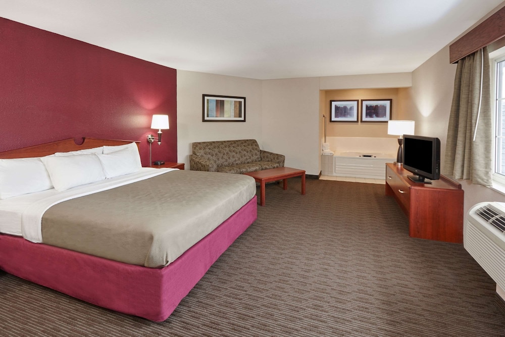 1 King Bed, Studio Suite, Second Floor, Non-Smoking photo 2