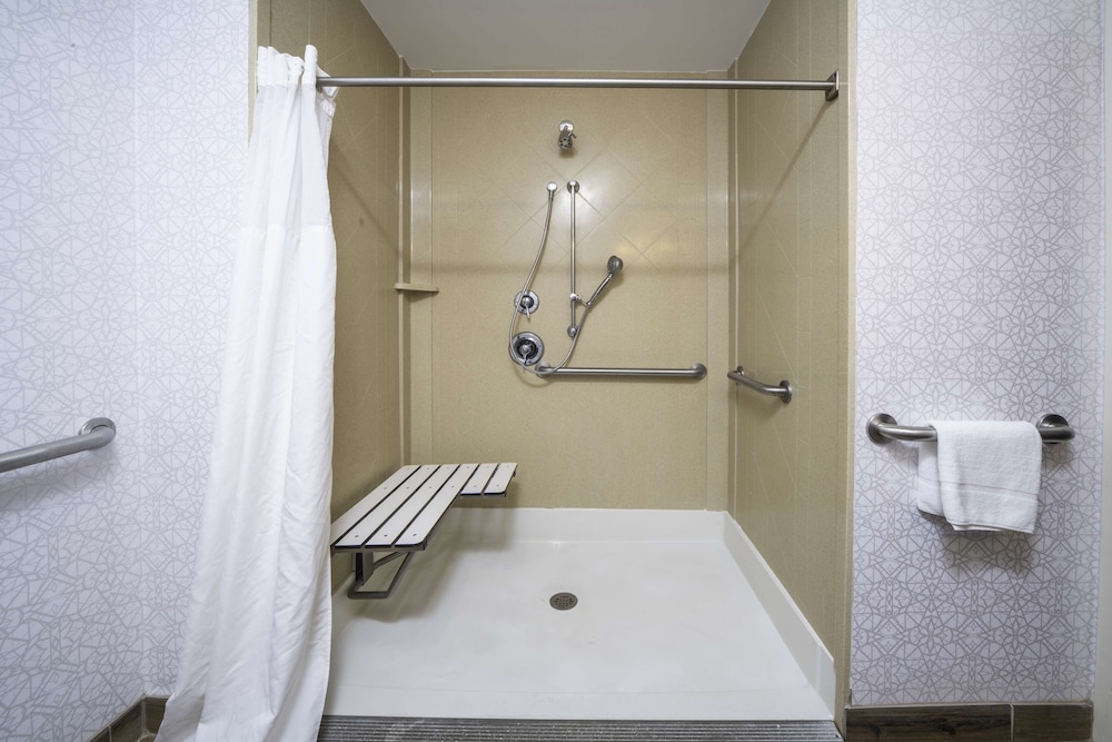 Room, 2 Queen Beds, Accessible, Non Smoking - Photo 8