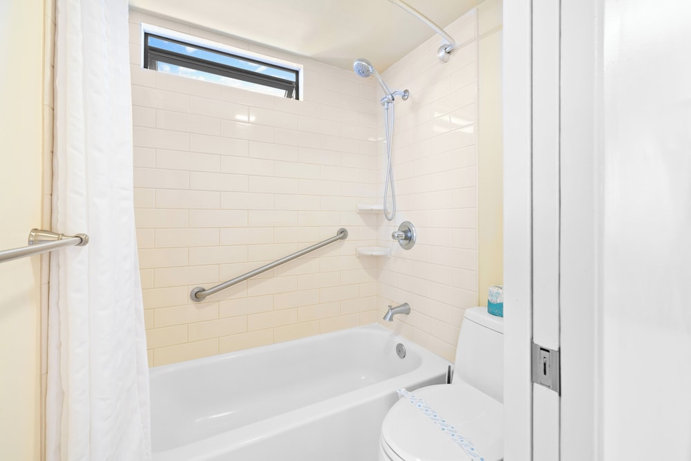 Diamond Head and Ocean views with King Bed and Parking: Suite, 1 Bedroom, Balcony, Ocean View (0071) photo