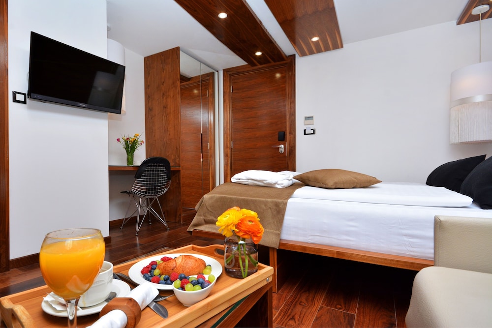 Deluxe Double or Twin Room - Photo 10